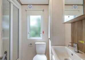 Bathroom - This is the perfect budget-friendly accommodation. (Burgh Castle, Great Yarmouth)