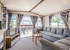 TV - Gold 2, Slps 6, decking (Burgh Castle, Great Yarmouth)