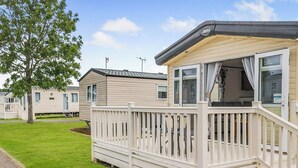 Exterior - Gold 2, Slps 6, parking, ensuite, decking (Burgh Castle, Great Yarmouth)