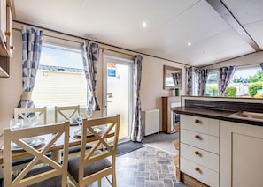 Dining - Gold 2, Slps 6, ensuite, decking (Burgh Castle, Great Yarmouth)