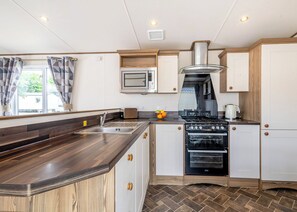 Fridge, oven, stovetop, toaster - Gold 2, Slps 6, ensuite, decking (Burgh Castle, Great Yarmouth)