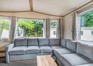 TV - 3 bedroom accommodation in Burgh Castle, Great Yarmouth (Burgh Castle, Great Yarmouth)