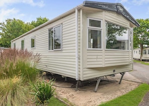 Exterior - Gold 3, Slps 8, parking (Burgh Castle, Great Yarmouth)