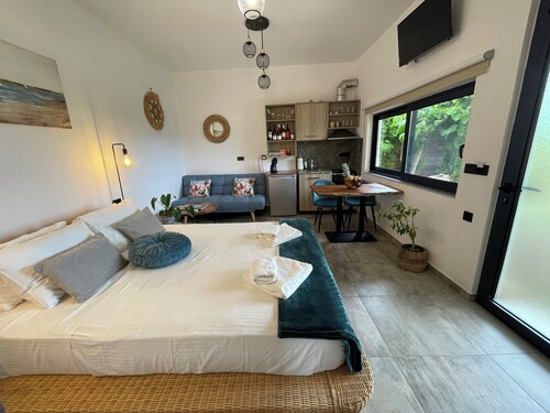 Cavos Luxury Apartment & Studio