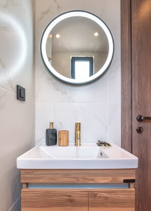Shower, hair dryer, towels, soap - Cavos Luxury Apartment & Studio (Kissamos)