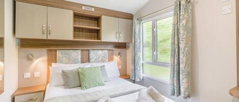 Bedroom, Bed