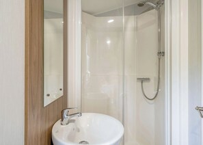 Bathroom - Gold Premium 3, Slps 8, parking, decking P (Burgh Castle, Great Yarmouth)