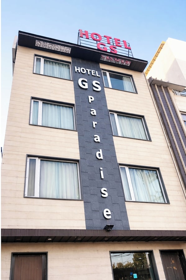 Un edificio de hotel con un letrero que dice 'HOTEL GS Paradise'.