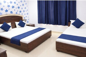 Deluxe driepersoonskamer, airconditioning | Hypoallergeen beddengoed, een bureau, geluiddichte muren, gratis wifi