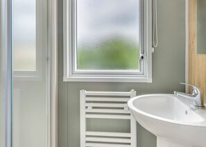 Bathroom - Provides a comfortable amount of living space. (Burgh Castle, Great Yarmouth)