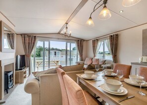 TV - Gold Premium 2 Slps 6 parking, ensuite, decking P (Burgh Castle, Great Yarmouth)
