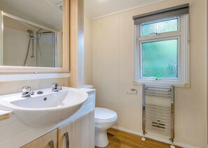 Bathroom - Superior 2, Slps 4, parking, ensuite, decking (Burgh Castle, Great Yarmouth)