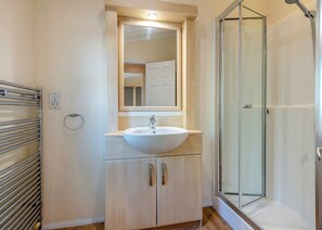 Bathroom - Superior 2, Slps 4, parking, ensuite, decking (Burgh Castle, Great Yarmouth)