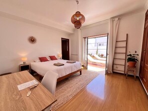 Luxe tweepersoonskamer | Een bureau, een laptopwerkplek, gratis wifi