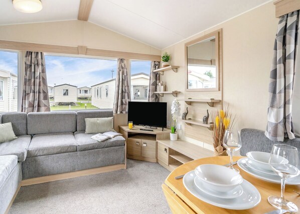 TV - Bronze Caravan with parking* (Newquay)