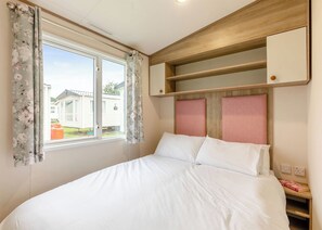 Room - Silver Caravan with parking, decking & sea view P (Newquay)