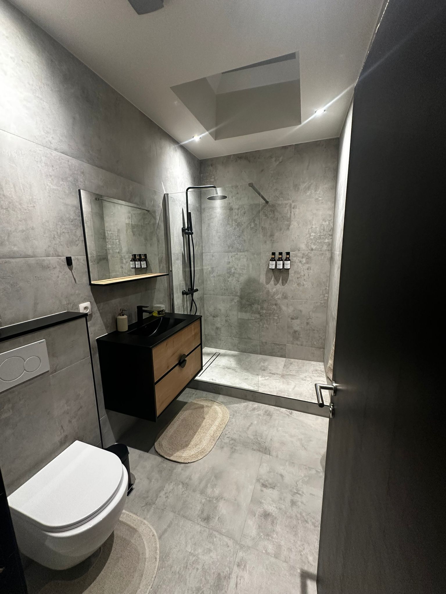 Basic Apartment | Bathroom