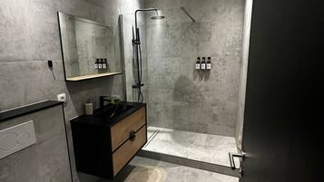 Basic Apartment | Bathroom