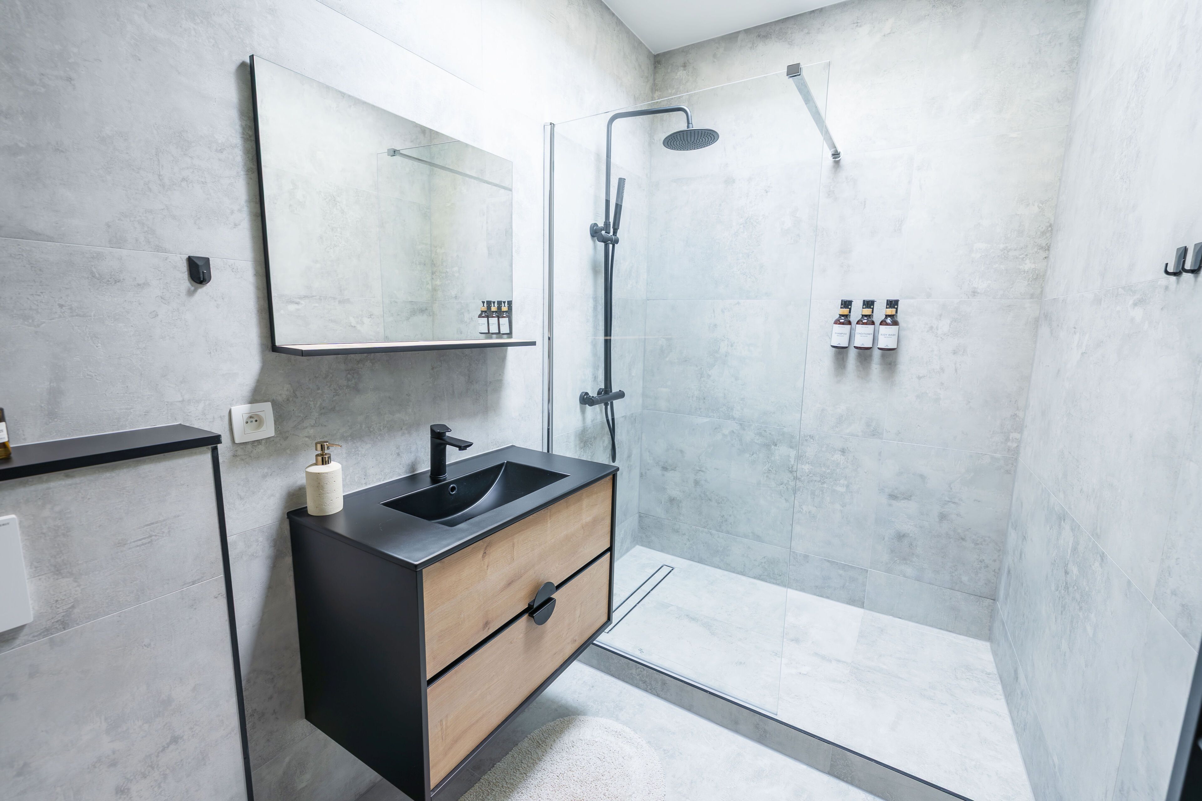 Appartamento Basic | Bagno | Doccia, set di cortesia gratuito, asciugacapelli, asciugamani