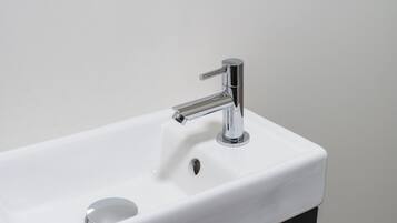 Basic Apartment | Bathroom