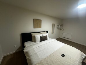 Room - Relaxing 5BR Apartment Close to Downtown (Gent)