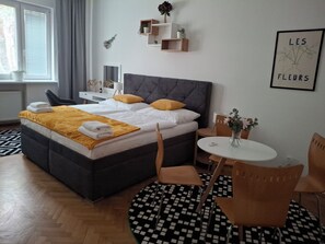 2 bedrooms, iron/ironing board, WiFi, bed sheets - Design room - minimalist style - Anděl -4 guests (Praha 5)