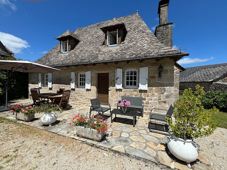 Outdoor dining. Rural Gite La Madeleine with Private Terrace