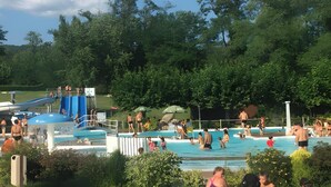 Et poolområde med flere pools, en vandrutsjebane og en redningsplatform.
