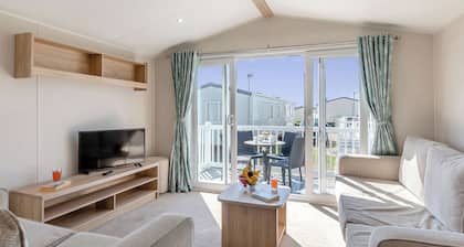 Gold Caravan with parking, ensuite & decking*