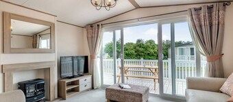 Gold Premium Caravan, parking, ensuite & decking**