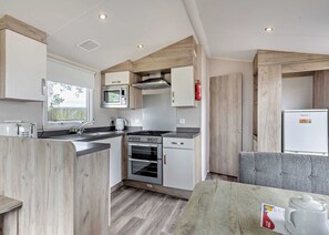 Fridge, oven, stovetop, toaster - Silver Caravan with parking & decking P (Nairn, Moray Firth, Inverness)