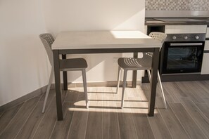 Dining - Casa Lotario Secondo: Mountain View, Balcony & Wi-Fi in Monte Sant'Angelo (Monte Sant'Angelo)