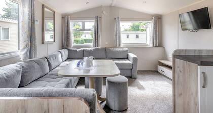 Silver Caravan with parking P