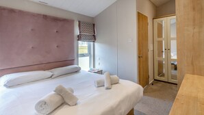 Unclassified image, 3 of 11, button - Deluxe Lodge with parking, ensuite & decking (Nairn, Moray Firth, Inverness)