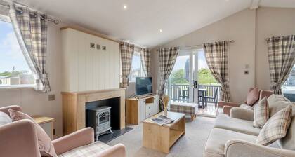 Deluxe Lodge with parking, ensuite & decking