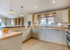 Private kitchen - Deluxe Lodge with parking, ensuite & decking (Nairn, Moray Firth, Inverness)