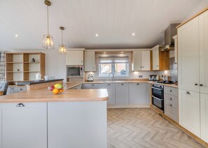 Private kitchen - Deluxe Lodge with parking, ensuite & decking (Nairn, Moray Firth, Inverness)