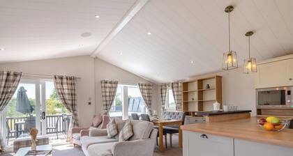Deluxe Lodge with parking, ensuite & decking