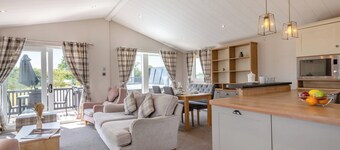 Deluxe Lodge with parking, ensuite & decking