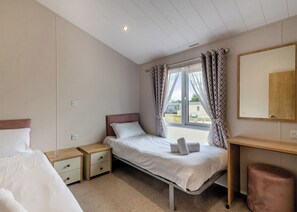 2 bedrooms - Deluxe Lodge with parking, ensuite & decking (Nairn, Moray Firth, Inverness)