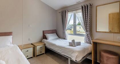 Deluxe Lodge with parking, ensuite & decking