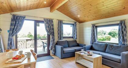 Superior Lodge with parking, ensuite & decking