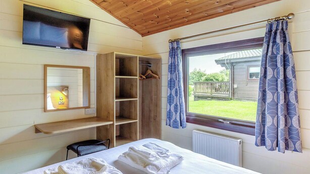 2 bedrooms - Superior Lodge with parking, ensuite & decking (Nairn, Moray Firth, Inverness)