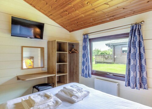 Superior Lodge with parking, ensuite & decking