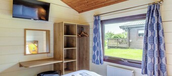 Superior Lodge with parking, ensuite & decking