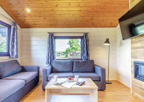 Living area - Superior Lodge with parking, ensuite & decking (Nairn, Moray Firth, Inverness)