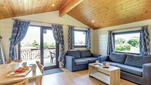 Living area - Superior Lodge with parking, ensuite & decking (Nairn, Moray Firth, Inverness)