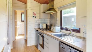 Private kitchen - Superior Lodge with parking, ensuite & decking (Nairn, Moray Firth, Inverness)