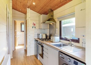 Private kitchen - Superior Lodge with parking, ensuite & decking (Nairn, Moray Firth, Inverness)
