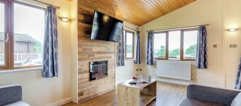 Deluxe Lodge with parking, ensuite & decking*P